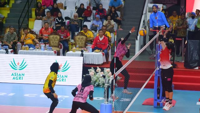 Tim Putri Kalbar yang berhasil menjadi juara Kapolri Cup setelah menaklukan tim Jawa Timur di final pada Sabtu (2/9) yang berlangsung di GOR Pangsuma. Jejak yang sama jugga diikuti tim putra Kalbar dengan menaklukan tim Jawa Timur