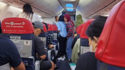 Pesawat Lion Air dengan nomor penerbangan JT 716 yang membawa penumpang dari Jakarta gagal mendarat di Bandara Supadio Kubu Raya, Rabu (6/9) akibat cuaca buruk. Pesawat pun terpaksa harus putar haluan ke Bandara Hang Nadim Batam. Foto: ist/tmB