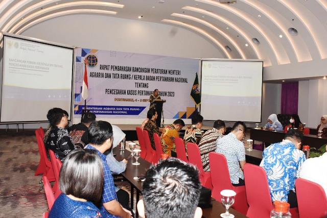 Dirjen Penanganan Sengketa dan Konflik Pertanahan, Kementerian ATR / BPN Iljas Tedjo Prijono saat menyampaikan tentang pemberantasan mafia tanah pada Selasa (5/9) di Kanwil ATR/BPN Kalbar