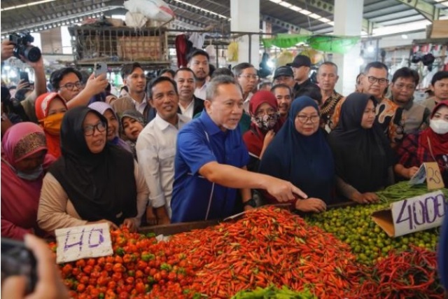 Menteri Perdagangan RI Zulkifli Hasan memantau harga bahan pokok di Pasar Flamboyan, Sabtu ((2/9). Dan memastikan harga bahan pokok masih stabil