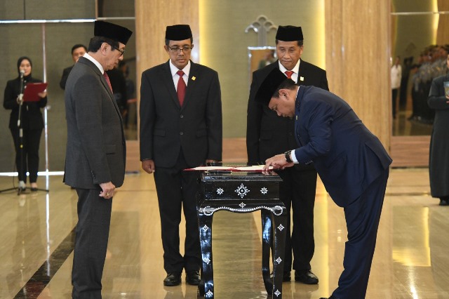 Menteri Hukum dan HAM, Yasonna H. Laoly melantik Komjen Pol (Purna) Budhi Revianto sebagai Sekjen Kemenkumham RI pada Senin (4/9) dan status kepegawaiannya sebagai ASN, tidak lagi berstatus Pori. Foto: ist/ tmB