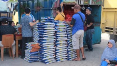 Harga sembako yang dijual saat Operasi Pasar di Singkawang pada Rabu - Kamis (20-21/9) terpaksa naik seiring naiknya harga beras di pasaran. Foto: uck