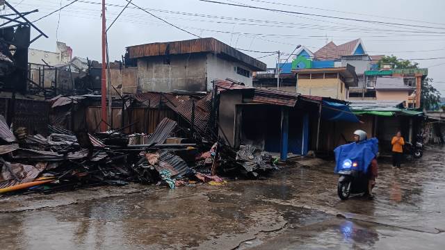 Pasar Sudirman yang terbakar pada Sabtu (16/9) malam. Diperkirakan 45 toko hangus dilalap api. Wali kota Pontianak Edi Rusdi Kamtono pun berjanji akan membangun dengan konsep baru