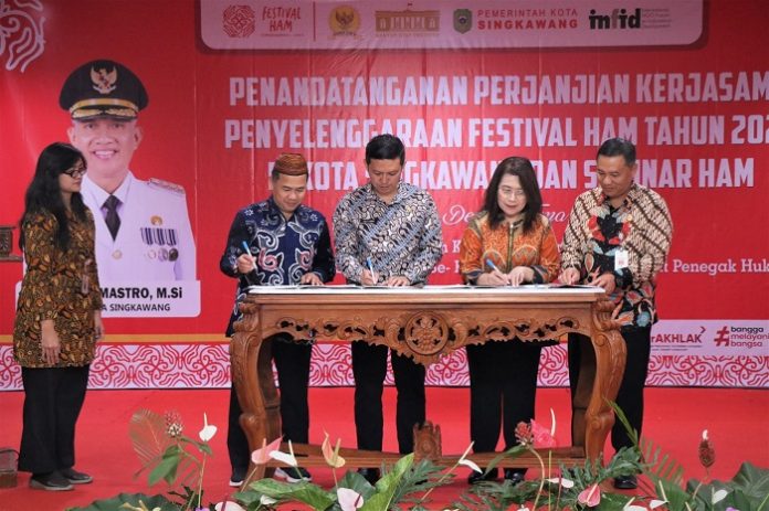 Penandatanganan kerjasama pelaksanan Festival HAM dilakukan Pemkot Singkawang dengan Kantor Staf Presiden RI, Komnas HAM dan International NGO Forum on Indonesian Development (INFID), Kamis (6/9). Foto: uck