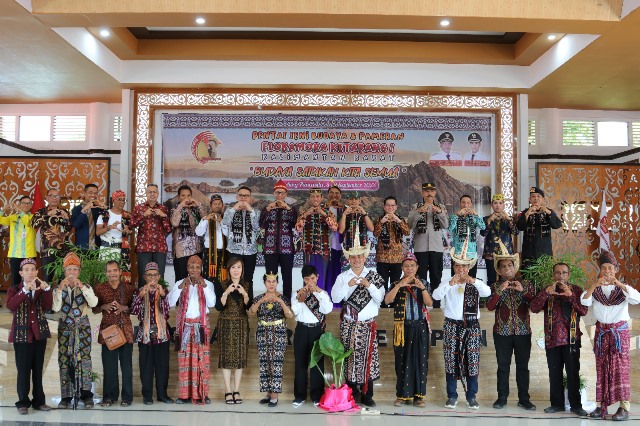 Warga Nusa Tenggara Timur (NTT) Perkumpulan Pemuda Flobamora Ketapang (PPFK) menggelar seni budaya dan pameran Flobamora, Jumat (9/9). Foto: naufal