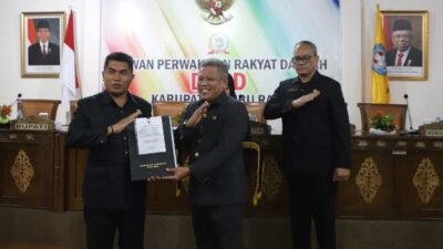 Bupati Kubu Raya Muda Mahendrawan menyerahkan draft Perubahan KUA PPAS Tahun Anggaran 2023 kepada Wakil DPRD Kubu Raya Suharso saar rapat paripurna di DPRD Kubu Raya, Senin (11/9)