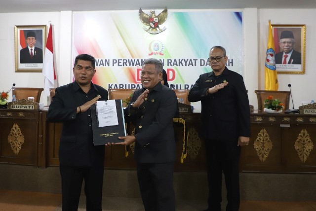 Bupati Kubu Raya Muda Mahendrawan menyerahkan draft Perubahan KUA PPAS Tahun Anggaran 2023 kepada Wakil DPRD Kubu Raya Suharso saar rapat paripurna di DPRD Kubu Raya, Senin (11/9)