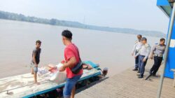 Petugas Dinas Perhubungan Sanggau memantau distribusi sembako di tengah kondisi air Sui Kapuas yang surut, Jumat (22/9)
