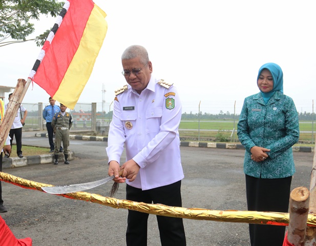 Pj Gubernur Kalbar Harrison dan Ketua TP PKK Windy Prihastari disambut adat Dayak dan Melayu saat tiba di Gedung VIP Bandara Supadio, Rabu (6/9). Foto: tmB