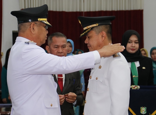 Pj Gubernur Kalbar Harisson melantik Romi Wijaya sebagai Pj Bupati Kayong Utara, Selasa (19/9) menggantikan pasangan Bupati dan Wakil Bupati Kayong Utara yang telah berakhir masa jabatannya. Foto: ist/tMB