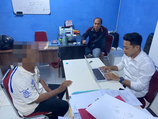 Personel unit TIPIDTER Sat Reskrim Polres Kubu Raya sedang melakukan pemeriksaan terhadap WB yang membuang puntung rokok sehingga mengakibatkan karhutla yang menghanguskan lahan sekitar 2 hektare dan 200 pohon sawit pada Senin (11/9) sore. Foto: tmB