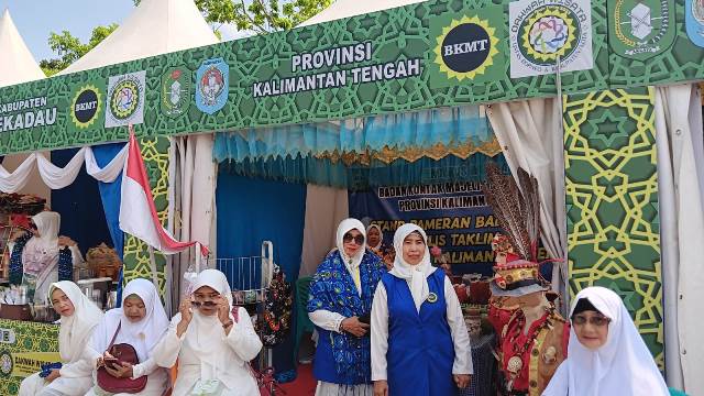 Stand pameran produk UMKM dari Kalimantan Tengah dan Kalimantan Selatan memeriahkan kegiatan gebyar dakwah wisata yang berlangsung di Kabupaten Kubu Raya sejak Kamis (14/9). Foto: dian