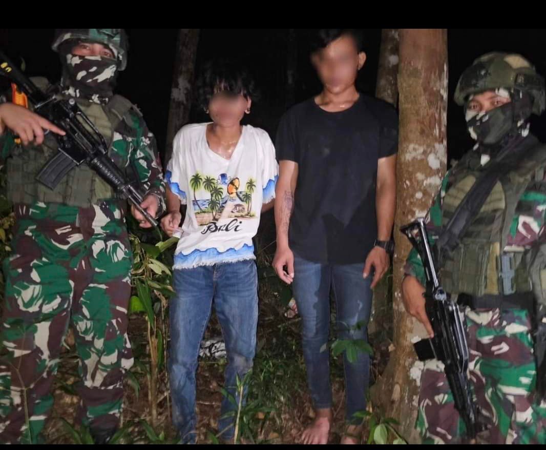 Satgas Pamtas Yonarmed 16/Tumbak Kaputing mengamankan dia orang PMI Ilegal yang kedapatan membawa 1 gram sabu dari Malaysia pada Kamis (7/9) malam. Keduanya ditangkap saat sedang melintas di jalur tikus Dusun Aruk, Desa Sebunga, Kecamatan Sajingan Besar. Foto: ist/tmB