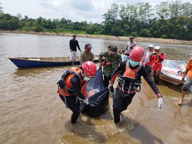 Tim SAR gabungan akhirnya berhasil menemukan jenazah Sipak (39) yang tenggelam di Sungai Kapuas. Warga Desa Kirin Nangka Kecamatan Embaloh ini ditemukan dalam keadaan tidak bernyawa pada Minggu (2/9) sejauh 1,3 kilometer dari lokasi jatuh awal. Foto: ist/SAR/tmB