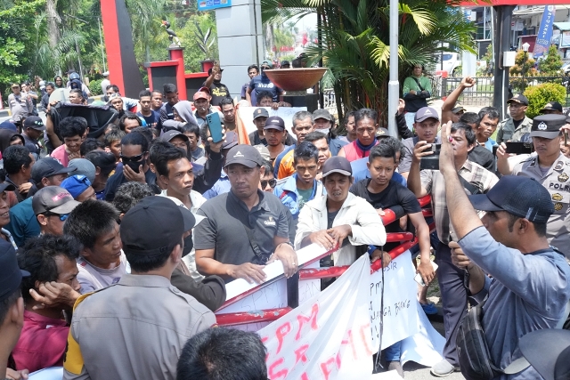 Persoalan PT SPM di Kabupaten Sanggau hingga kini belum menemui titik terang. Akibatnya membuat ratusan warga melakukan aksi demo ke Kantor Bupati Sanggau, Selasa (5/9). Foto: pek