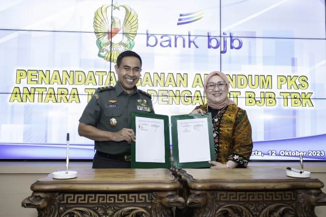 Penandatanganan Adendum dilakukan oleh Direktur Konsumer & Ritel bank bjb Suartini dengan ASPERS TNI Angkatan Darat Mayjend TNI Agus Prangarso pada Kamis (12/10). Foto: ist/tmB
