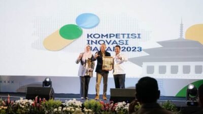Direktur Information Technology, Treasury & International Banking bank bjb Rio Lanasier pada Selasa (3/10). menerima penghargaan di ajang Kompetisi Inovasi Jawa Barat sebagai juara 1 dalam kategori BUMN/BUMD dengan inovasi yang mengedepankan teknologi / digitalisasi berjudul Pemberdayaan Perempuan Melalui Platform bjb BiSA. Foto: ist/tmB