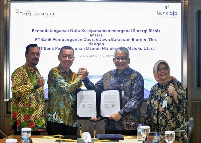 Direktur Utama bank bjb Yuddy Renaldi dengan Direktur Utama Bank Maluku Malut, Syahrisal Imbar, yang juga disaksikan oleh Nia Kania selaku Direktur Keuangan bank bjb dan H. Nadjib Bachmid selaku Komisaris Utama Bank Maluku Malut. Kerjasama sinergi bisnis pada Selasa (4/10) tersebut dilakukan dalam rangka pengembangan struktur Kelompok Usaha Bersama (KUB) bank bjb bersama Bank Maluku dan Maluku Utara. Foto: ist/tmB