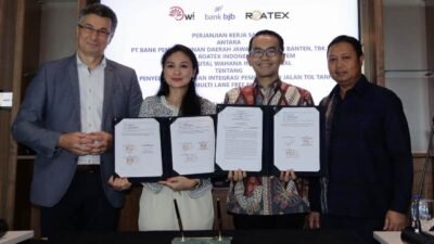 Pemimpin Divisi Digital Banking bank bjb Arfianto Ramadhian dengan Presiden Direktur PT RITS Attila Keszeg dan Direktur PT. DWI Nurlia Nafusa, yang juga disaksikan oleh Direktur Information Technology, Treasury & International Banking bank bjb Rio Lanasier saat penanda tanganan kerja sama pelayanan pembayaran tol termasuk tol nir sentuh pada Rabu (4/10). Foto: ist/tmB