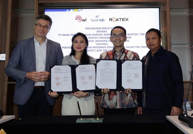 Pemimpin Divisi Digital Banking bank bjb Arfianto Ramadhian dengan Presiden Direktur PT RITS Attila Keszeg dan Direktur PT. DWI Nurlia Nafusa, yang juga disaksikan oleh Direktur Information Technology, Treasury & International Banking bank bjb Rio Lanasier saat penanda tanganan kerja sama pelayanan pembayaran tol termasuk tol nir sentuh pada Rabu (4/10). Foto: ist/tmB