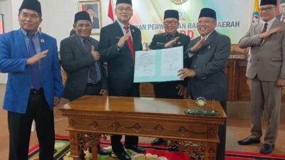 Ketua DPRD Kubu Raya Agus Sudarmansyah didampingi wakil ketua menyerahkan berita acara pengumuman masa jabatan Bupati Kubu Raya dan Wakil Bupati yang berakhir pada 31 Desember 2023. Penyerahan kepada Bupati Kubu Raya Muda Mahendrawan didampingi Wakil Bupati Kubu Raya Sujiwo itu saat rapat paripurna, Senin (23/10)