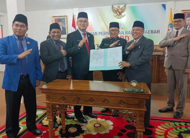 Ketua DPRD Kubu Raya Agus Sudarmansyah didampingi wakil ketua menyerahkan berita acara pengumuman masa jabatan Bupati Kubu Raya dan Wakil Bupati yang berakhir pada 31 Desember 2023. Penyerahan kepada Bupati Kubu Raya Muda Mahendrawan didampingi Wakil Bupati Kubu Raya Sujiwo itu saat rapat paripurna, Senin (23/10)