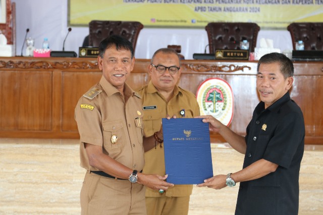 Wakil Bupati Ketapang Farhan menyerahkan jawaban bupati terhadap pandangan umum DPRD atas Raperda APBD Tahun 2024 kepada Ketua DPRD Ketapang di rapat paripurna, Senin (3/1). Farhan memastikan sekolah dan infrastruktur akan tetap menjadi prioritas pembangunan