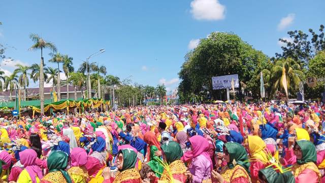 Ribuan masyarakat Kota Pontianak tumpah ruah di Alun - Alun Kapuas untuk merayakan HUT ke-252 Kota Pontianak, Senin (23/10). Foto: dian