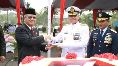 Komandan Lanud Supadio Marsekal Pertama TNI Prasetiya Halim memberikan potongan kue kepada Pj Gubernur Kalbar Harrison saat memperingati HUT TNI ke-78 di Apron Lanud Supadio, Kamis (5/10). Foto: tmB