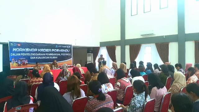 Kepala Dinas Kesehatan Sanggau Ginting membuka workshop kader Posyandu dari 19 Puskesmas yang ada di Sanggau, Senin (23/10)