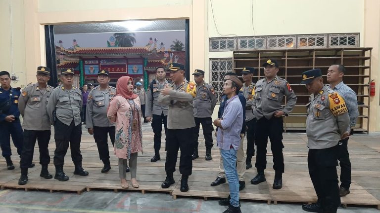 Kapolres Singkawang AKBP Arwin Amrih Wientama terjun langsung lakukan pengecekan gudang logistik KPU Kota Singkawang untuk Pemilu di Jl. Pangeran Antasari, Senin (30/10). Foto: uck