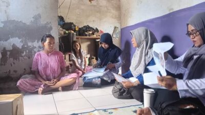 Tim Dinas kesehatan dan DP3KB Kubu Raya menyambangi rumah Agustina yang sedang dalam kondisi hamil. Agustina salah satu warga yang memulai pernikahannya dengan kawin muda. Foto: dian