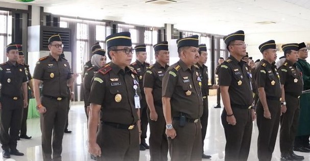 Sebanyak enam (6) orang Kepala Kejari di Kalbar yang dilantik pada Jumat (27/10). Selain itu, tiga orang jaksa juga diangkat menjadi koordinator pada Kejati Kalbar. Foto: tmB