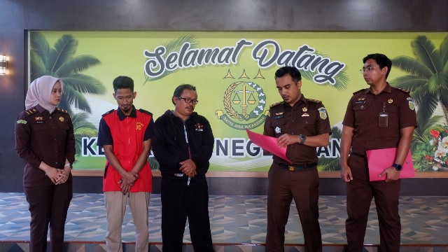 Kepala Seksi Intelijen Kejari Sanggau Adi Rahmanto saat menyerahkan SK Restorative Justice terhadap dua kasus yang ditangani dengan disaksikan pelaku dan korban, Senin (9/10). Foto: pek