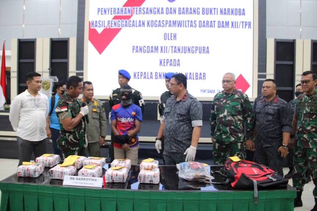 Panglima Kodam XII/ Tpr Mayjen Iwan Setiawan menginterogasi tersangka yang membawa sabu 11 kg dari Malaysia pada Sabtu (28/10). Kasus ini pun diserahkan kepada BNN Kalbar untuk diproses hukum.