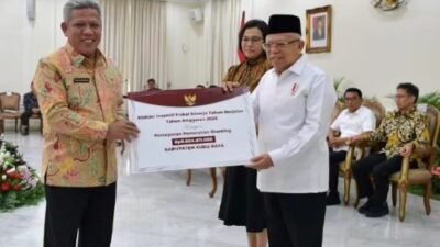 Wakil Presiden Ma'ruf Amin menyerahkan simbolis insentif stunting Rp6,6 miliar kepada Bupati Kubu Raya Muda Mahendrawan pada Jumat (6/10) di Istana Wakil Presiden RI, Jakarta saat rakornas Percepatan Penurunan Stunting. Foto: sul