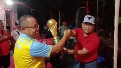 Penyerahan piala kepada Tim Bagayo Fc yang berhasil keluar sebagai juara setelah mengalahkan Londut Fc dengan skor 2-1 di ajang di Turnament sepak bola Kilat Dameru Cup Desa Lingga Kecamatan Sui Ambawang pada Sabtu (21/10). Foto: dian