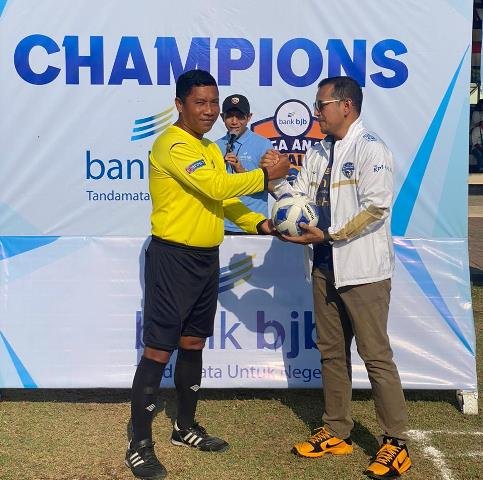 Pemimpin cabang bank bjb denpasar Sonny Permana saat membuka Liga Anak Bali 2023 di lapangan Makroem 163,jalan tendean, dauh puri kota Denpasar. Sabtu (23/10). Liga Anak Bali 2023 secara simbolis dibuka dengan pelepasan balon dan penyerahan bola kepada perangkat pertandingan oleh perwakilan bank bjb Kantor Cabang Denpasar. Foto: ist/tmB