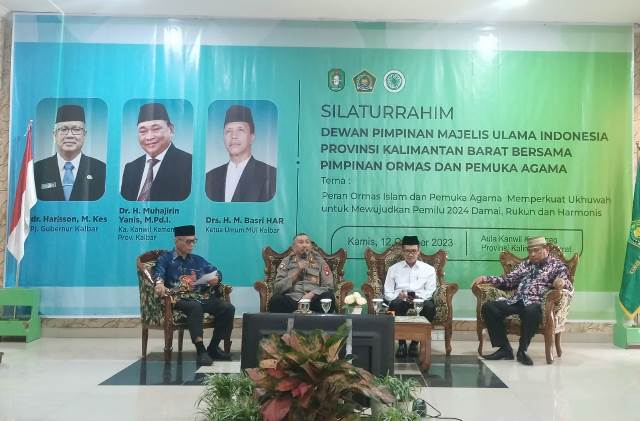 MUI Kalbar mengumpulkan sejumlah organisasi Islam, tokoh agama, takmir masjid serta pimpinan Pondok Pesantren dalam rangka menghadapi Pemilu 2024 dalam acara silaturahmi, Kamis (12/10). Foto: tmb