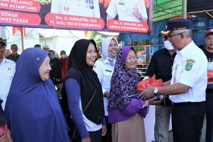 Pj Wali kota Singkawang Pj Sumastro menyerahkan simbolis sembako kepada masyarakat yang dibeli pada saat Operasi Pasar yang digelar selama dua hari sejak 25-26 Oktober 2023 di dua titik. Pemkot Singkawang telah memberikan subsidi sebesar Rp46.800 per paket sehingga masyarakat hanya membeli dengan harga Rp98.000. Foto: uck