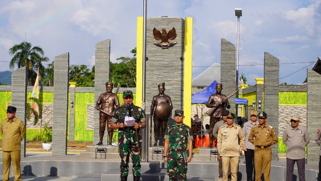 Pangdam XII/Tanjungpura Mayjen TNI Iwan Setiawan saat menjadi Irup peresmian Monumen Juang Tumbang Titi di Kecamatan Tumbang Titi pada Rabu (25/10). Foto: naufal