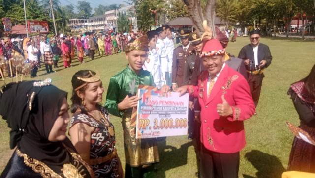 Bupati Sanggau Paolus Hadi menyerahkan penghargaan kepada pemuda Sanggau yang meraih prestasi saat upacara Hari Sumpah Pemuda ke-95, Jumat (28/10)