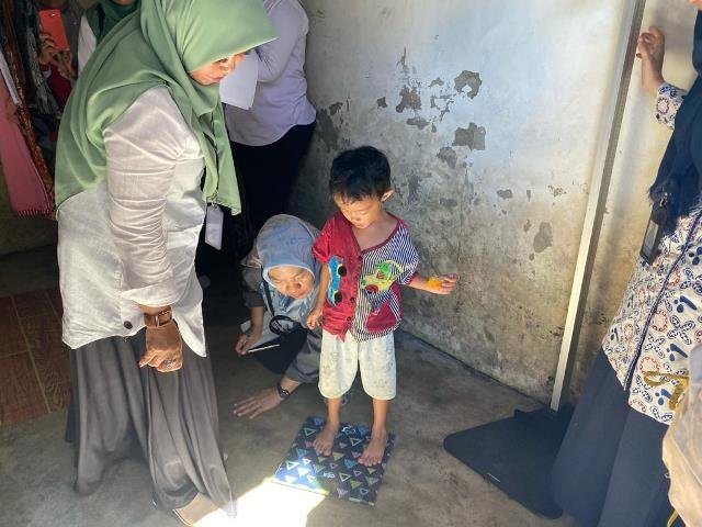 Tim Dinas Pemberdayaan Perempuan Perlindungan Anak Pengendalian Penduduk dan KB (DP3KB) Kubu Raya pada Rabu (25/10) melakukan pemeriksaan terhadap anak-anak untuk mencegah terjadi stunting di Kubu Raya