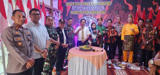 Bupati Sanggau dan forkompinda saat di Sekretariat MPC Pemuda Pancasila Sanggau bertepatan dengan Hari Sumpah Pemuda ke-95, Sabtu (28/10)