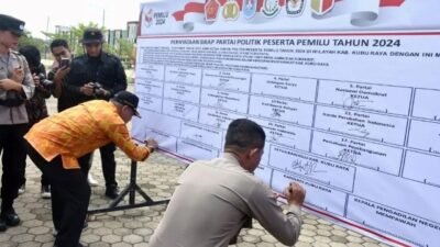 Bupati Kubu Raya Muda Mahendrawan dan Kapolres Kubu Raya AKBP Arief Hidayat saat menanda tangani pernyataan sikap pemilu damai bersama-sama partai politik di Kubu Raya pada Kamis (19/10). Foto: ist/tmB