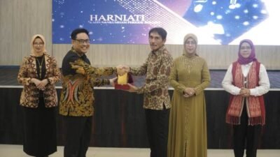 Tiga orang pucuk pimpinan di Kanwil Kemenkumham Kalbar berganti, yakni Kepala Kanwil Kemenkumham Kalbar Pria Wibowo, Kepala Divisi Pemasyarakatan Ika Yusanti dan Kepala Divisi Pelayanan Hukum dan HAM Harniati, Sabtu (30/9) malam. Foto: ist/tmb/dian