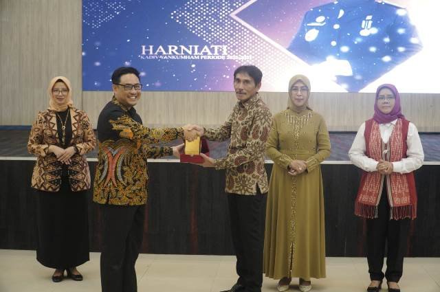 Tiga orang pucuk pimpinan di Kanwil Kemenkumham Kalbar berganti, yakni Kepala Kanwil Kemenkumham Kalbar Pria Wibowo, Kepala Divisi Pemasyarakatan Ika Yusanti dan Kepala Divisi Pelayanan Hukum dan HAM Harniati, Sabtu (30/9) malam. Foto: ist/tmb/dian