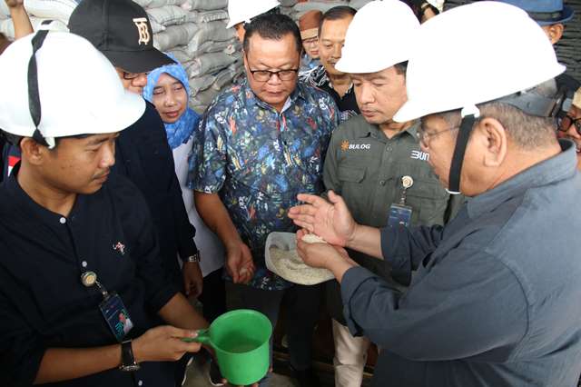 Pj Gubernur Kalbar sedang melakukan pengujian terhadap beras di gudang Bulog Sintang, Jumat (13/10). Pengujian ini untuk menepis isu beras plastik yang beredar di masyarakat