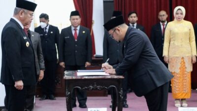 Kepala Badan Pendapatan Daerah (Bapenda) Kalbar Muhammad Bari ditunjuk dan dilantik sebagai Pj Sekda Kalbar oleh Pj Gubernur Kalbar Harrison, Senin (9/10). Foto: tmB