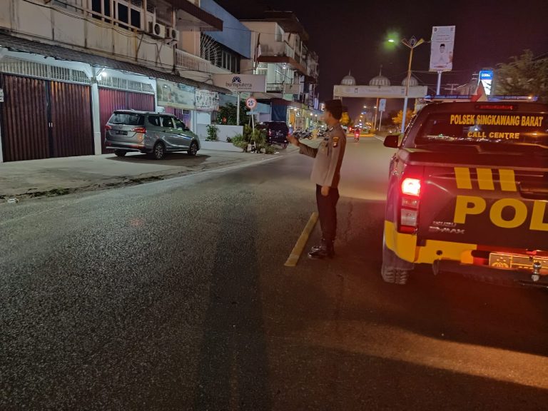 Personil dari Polsek Singkawang Barat pada Rabu (25/10) malam melakukan patroli di sejumlah kawasan yang rawan kejahatan dan untuk mencegah aksi balap liar yang kerap dilakukan para remaja di jalanan. Foto: uck